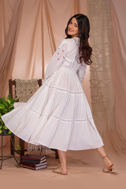 AAHELI RADIANT MEADOWS OFF-WHITE COTTON KANTHA TIERED DRESS AAHELI RADIANT MEADOWS OFF-WHITE COTTON KANTHA TIERED DRESS